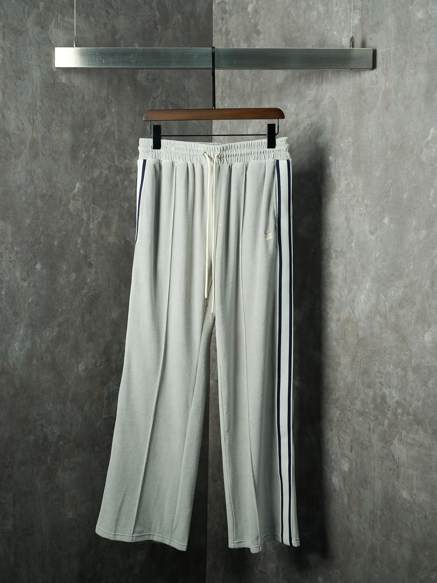[Real auction] Celine/Celine Arc de Triomphe embroidered straight trousers suit (new color taupe and blue) [In Stock] S M L XL custom-made Yunrou twin velvet matte cotton sateen, soft and waxy touch, close to the skin like a cloud wrap, with taupe blue as the main tone, low-key and rich in content. The iconic CELINE Arc de Triomphe embroidery awakens on the gray fog suede, fully recognizable, and the contrasting ribbons on both sides are sublimated to hold up the tension of the color. The visual impact between movement and movement. The lazy lines of the straight draped version are both rigid and soft. When taken apart, it is a style item. When worn together, it is an atmospheric aesthetic. Complete the ultimate interpretation of the sense of relaxation and luxury. The suit is worn for worry-free wear. It adopts imported machine embroidery technology and uses advanced computer control systems and precise mechanical components to realize the Arc de Triomphe embroidery work. High precision. The lines are smooth and delicate. The fabrics have been washed and have a better hand feel. Not easy to deform, not easy to shrink, not easy to fade. Maintains long-lasting good looks and a great fit